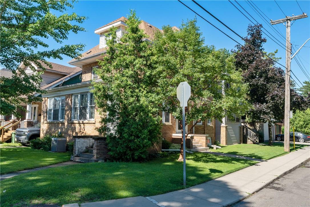 32 Rosslyn Avenue S
