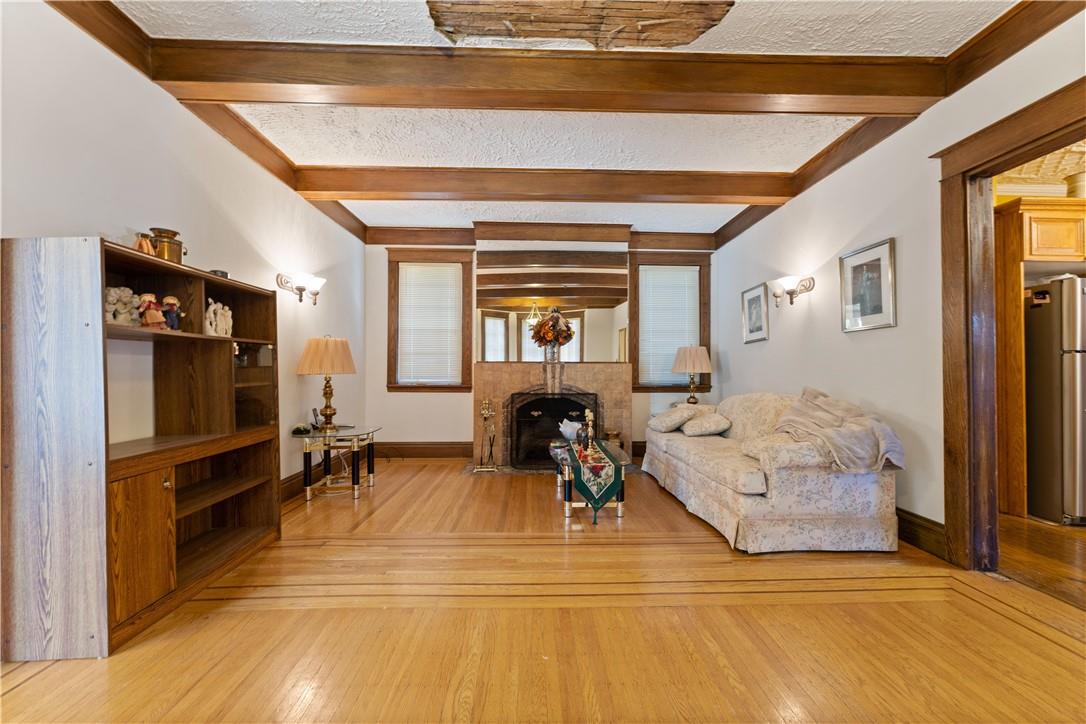 32 Rosslyn Avenue S