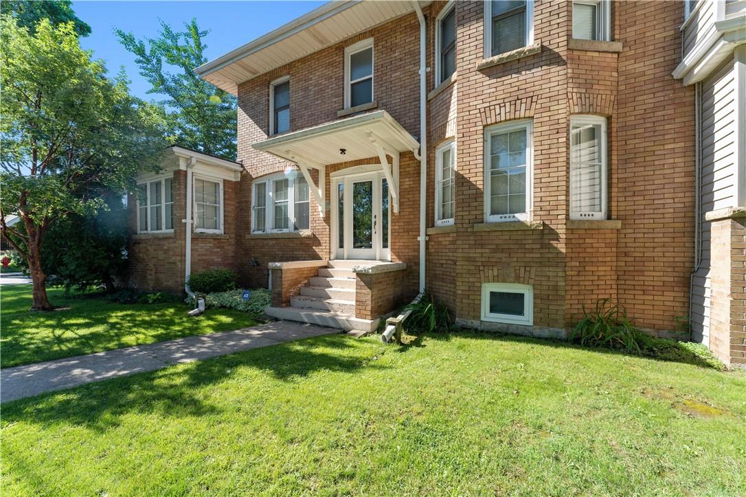 32 Rosslyn Avenue S