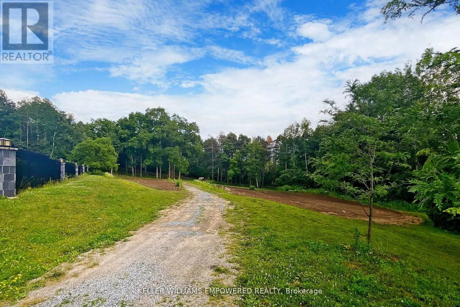 2 HONEY LOCUST COURT