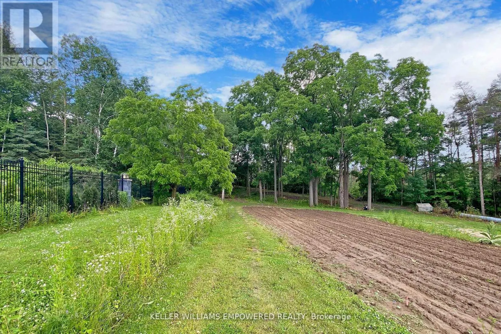 2 HONEY LOCUST COURT