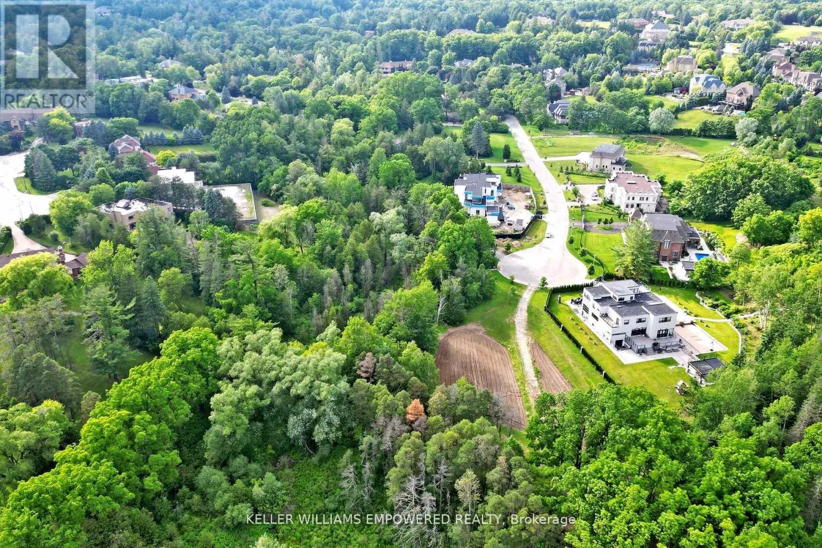 2 HONEY LOCUST COURT