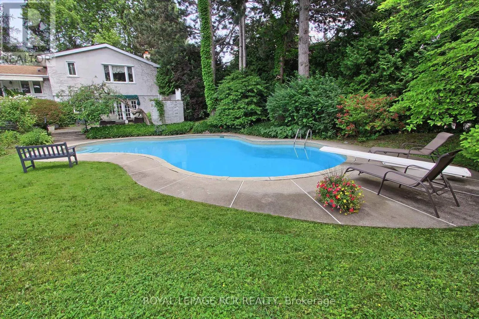 4 THORNLEA COURT