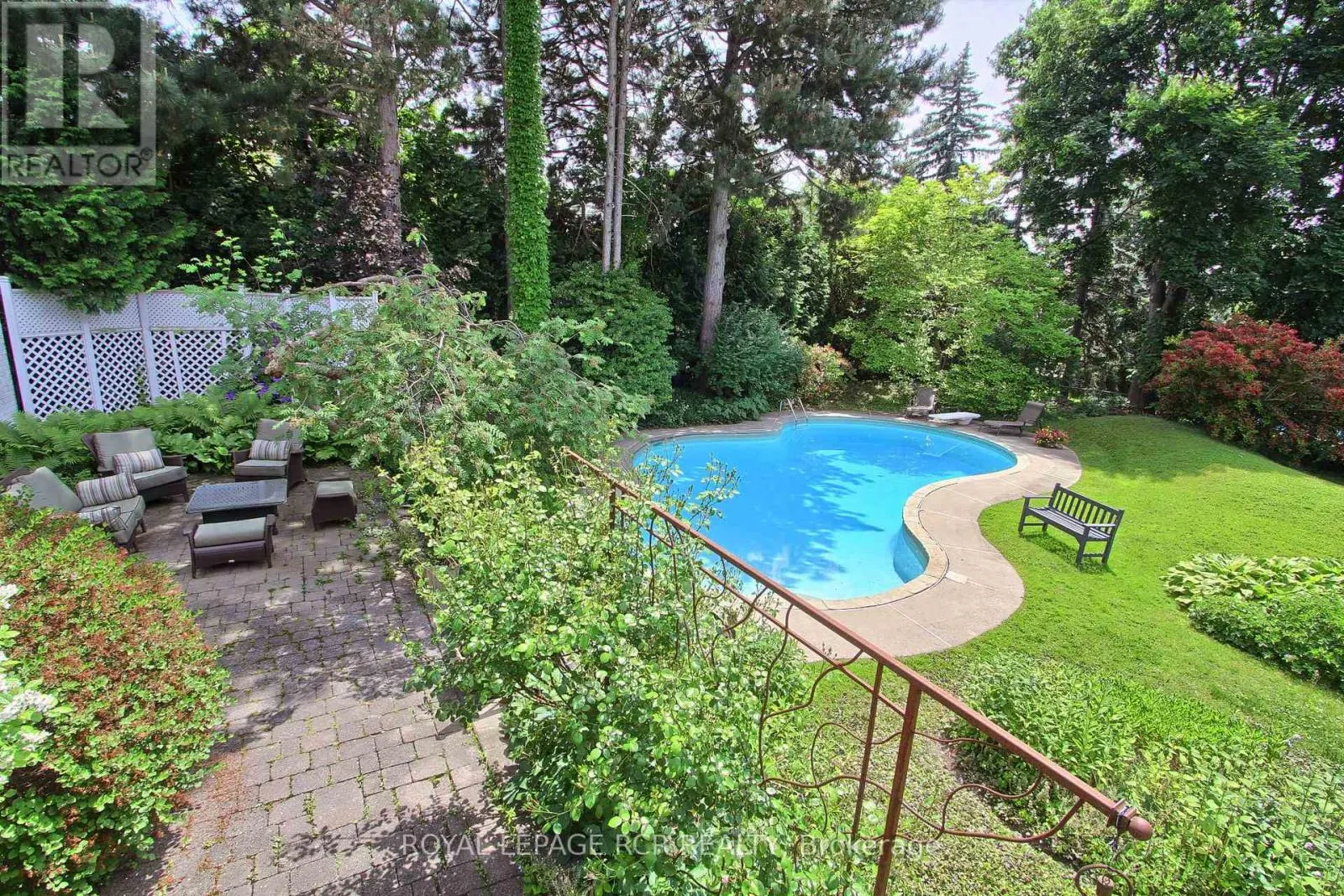 4 THORNLEA COURT