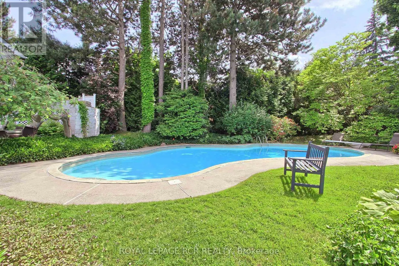 4 THORNLEA COURT
