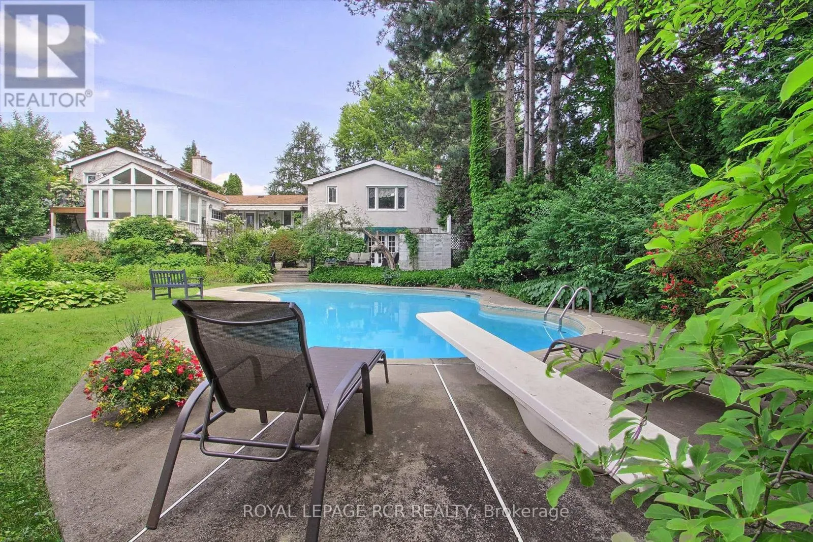 4 THORNLEA COURT