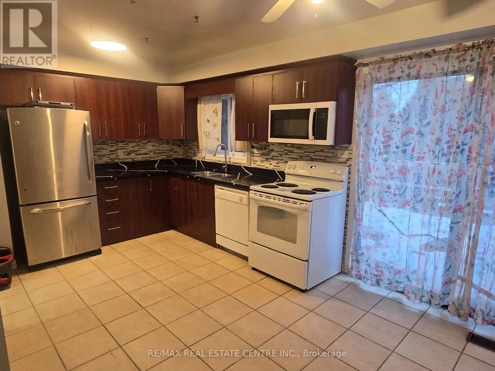 UPPER - 25 ROYAL COLWOOD COURT