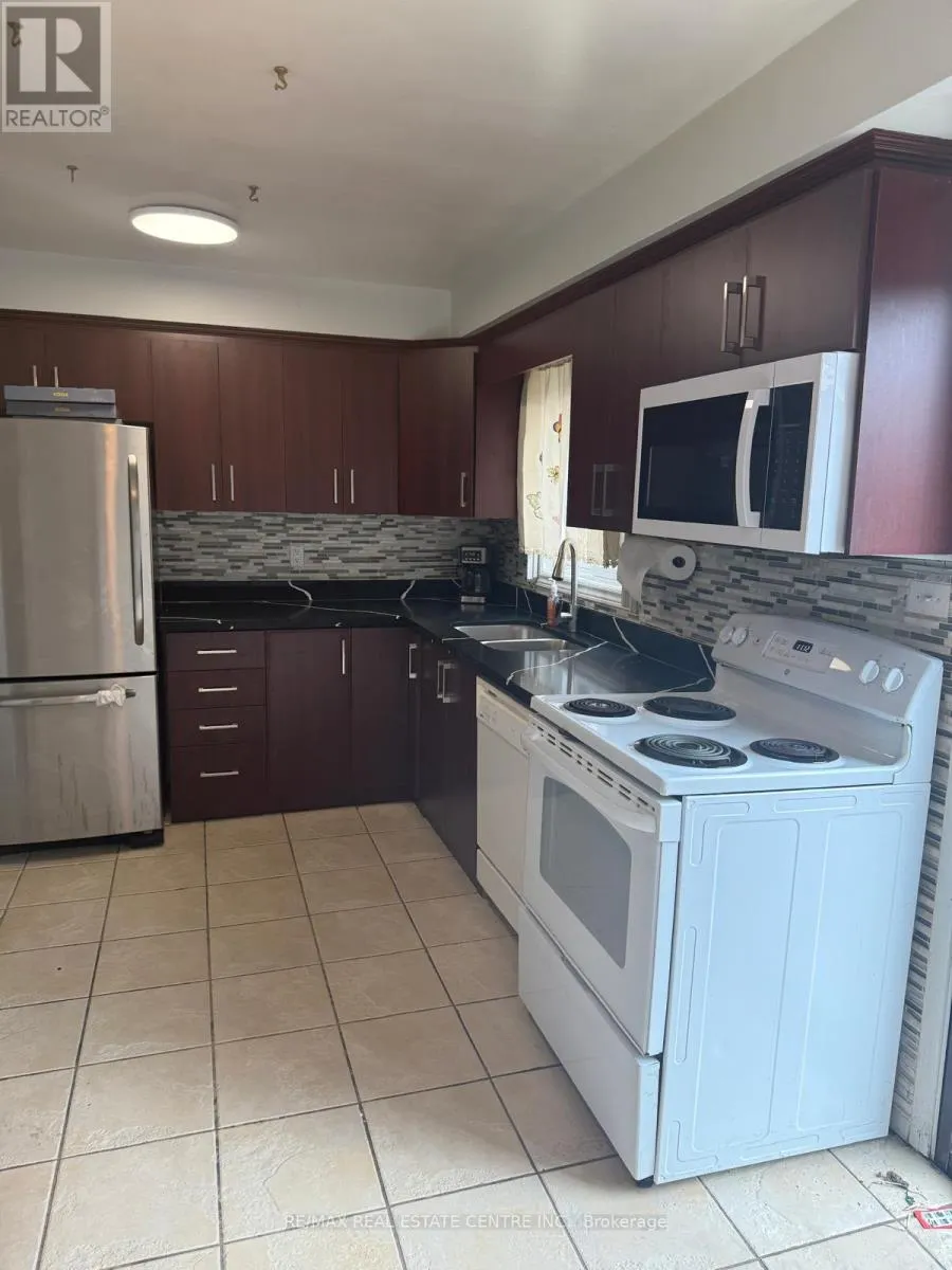 UPPER - 25 ROYAL COLWOOD COURT
