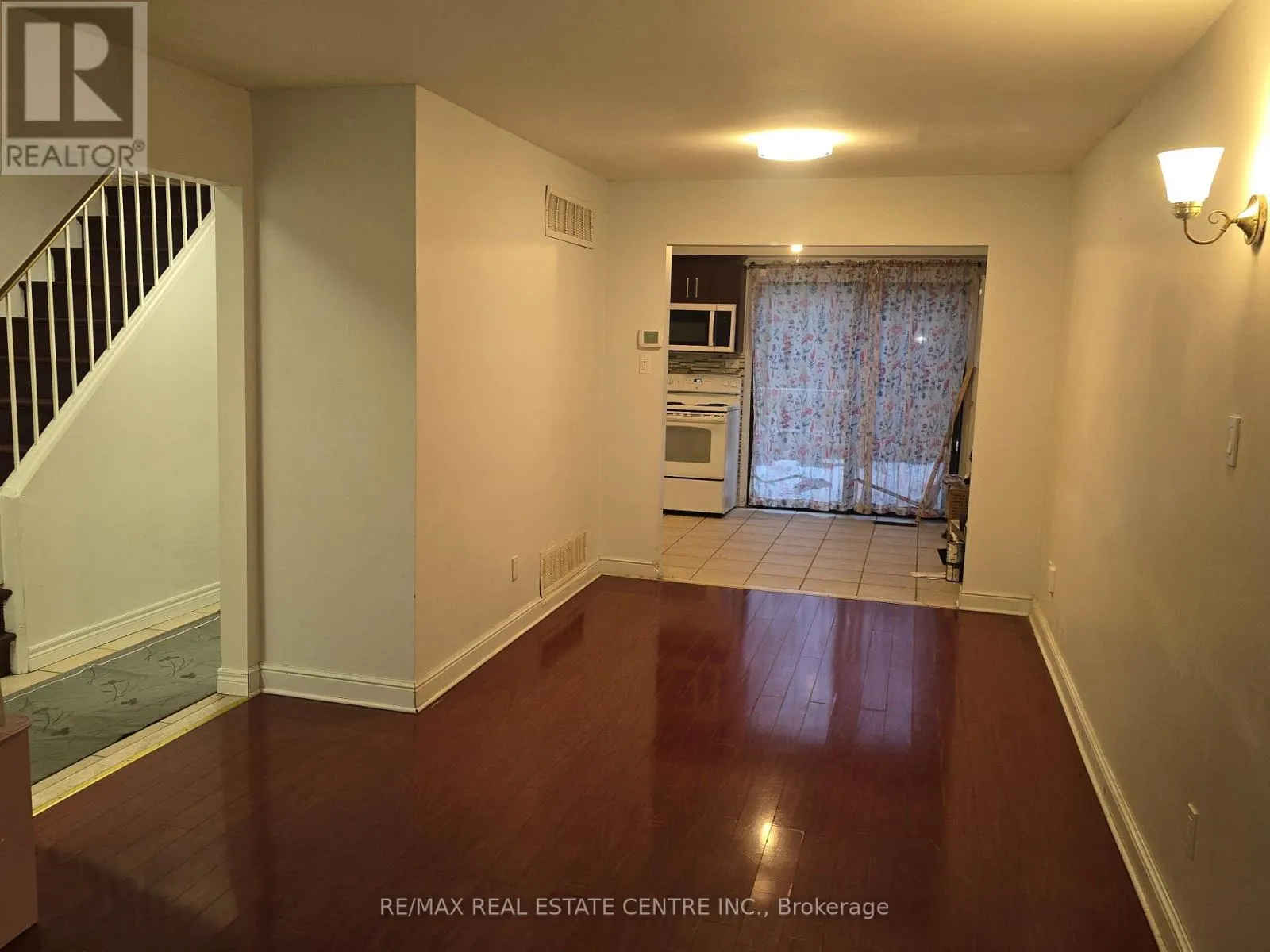 UPPER - 25 ROYAL COLWOOD COURT