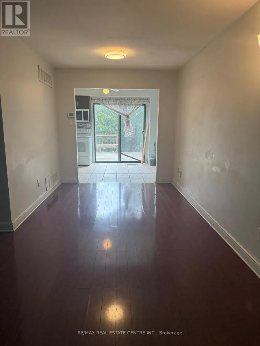 UPPER - 25 ROYAL COLWOOD COURT