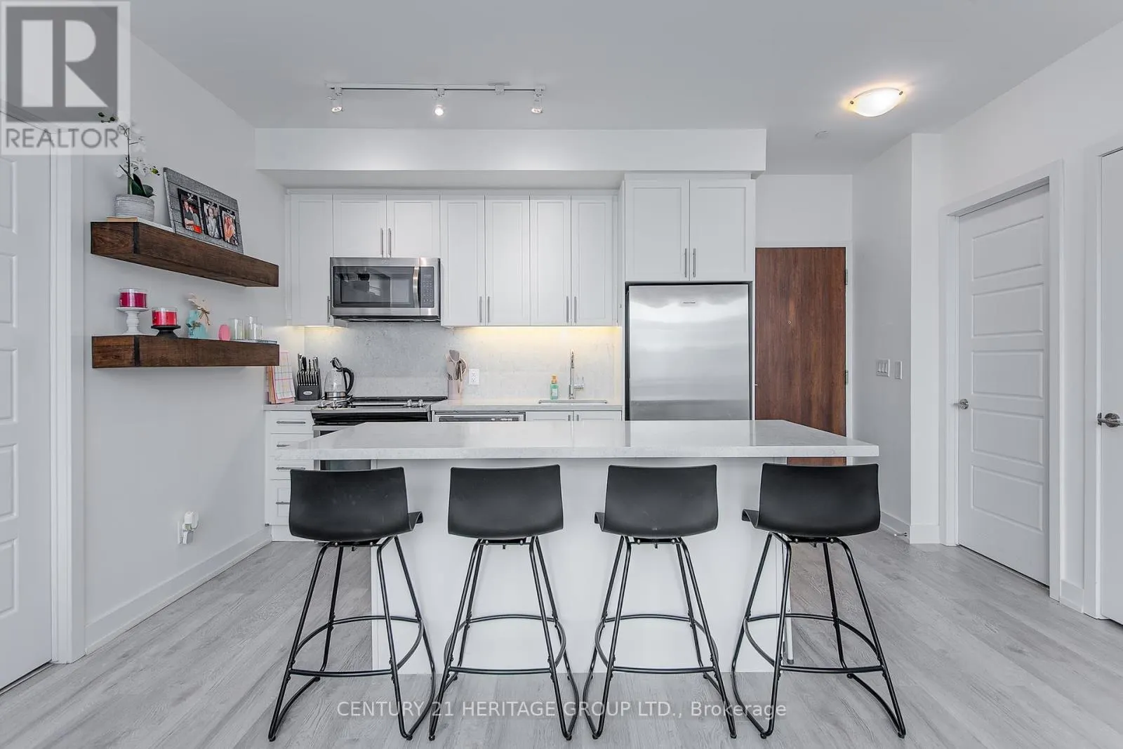 D406 - 333 SEA RAY AVENUE