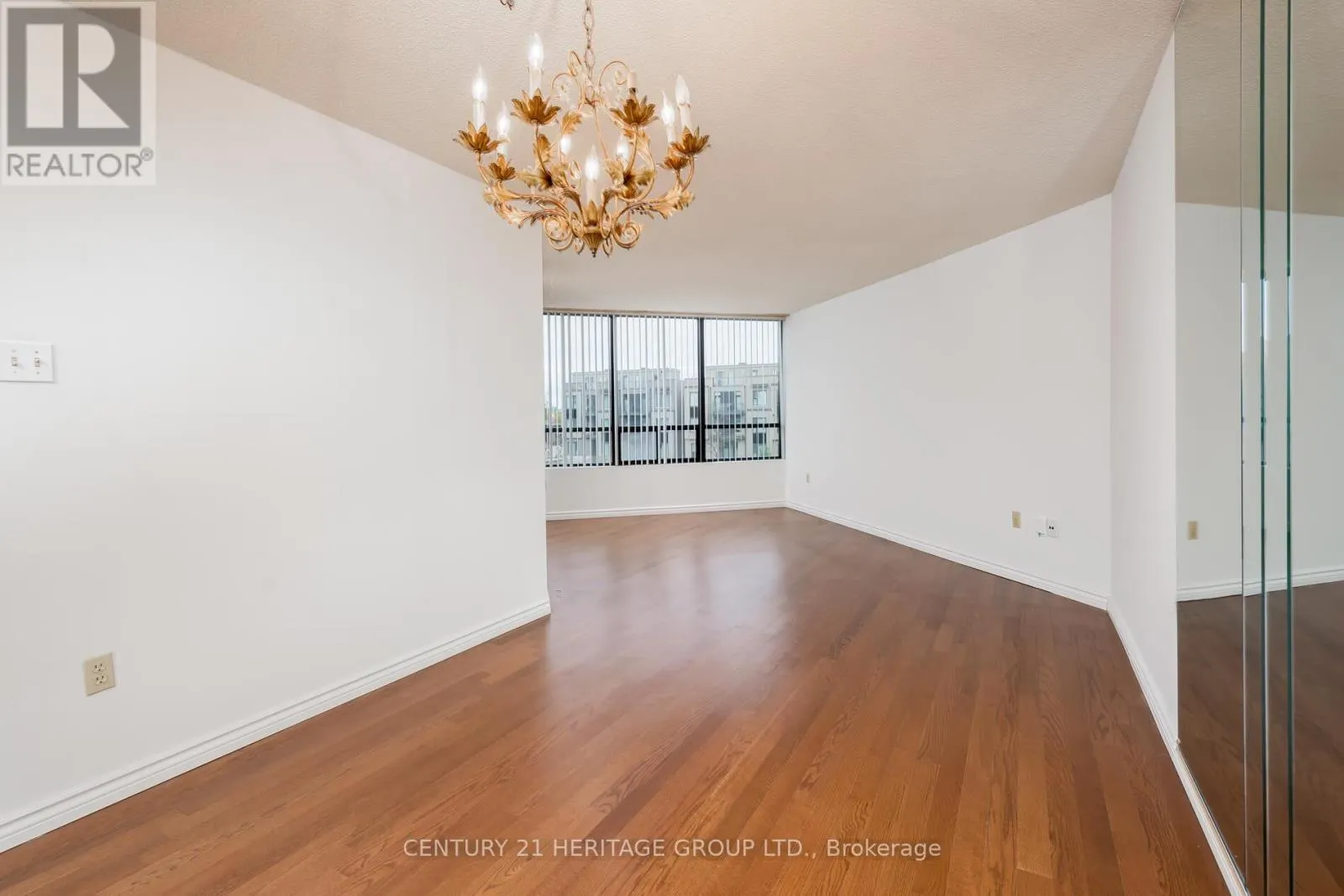 306 - 7420 BATHURST STREET S