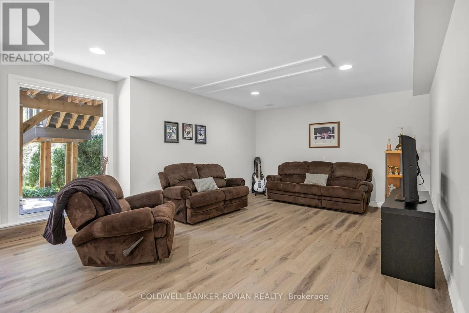3 PYNE HILLS COURT