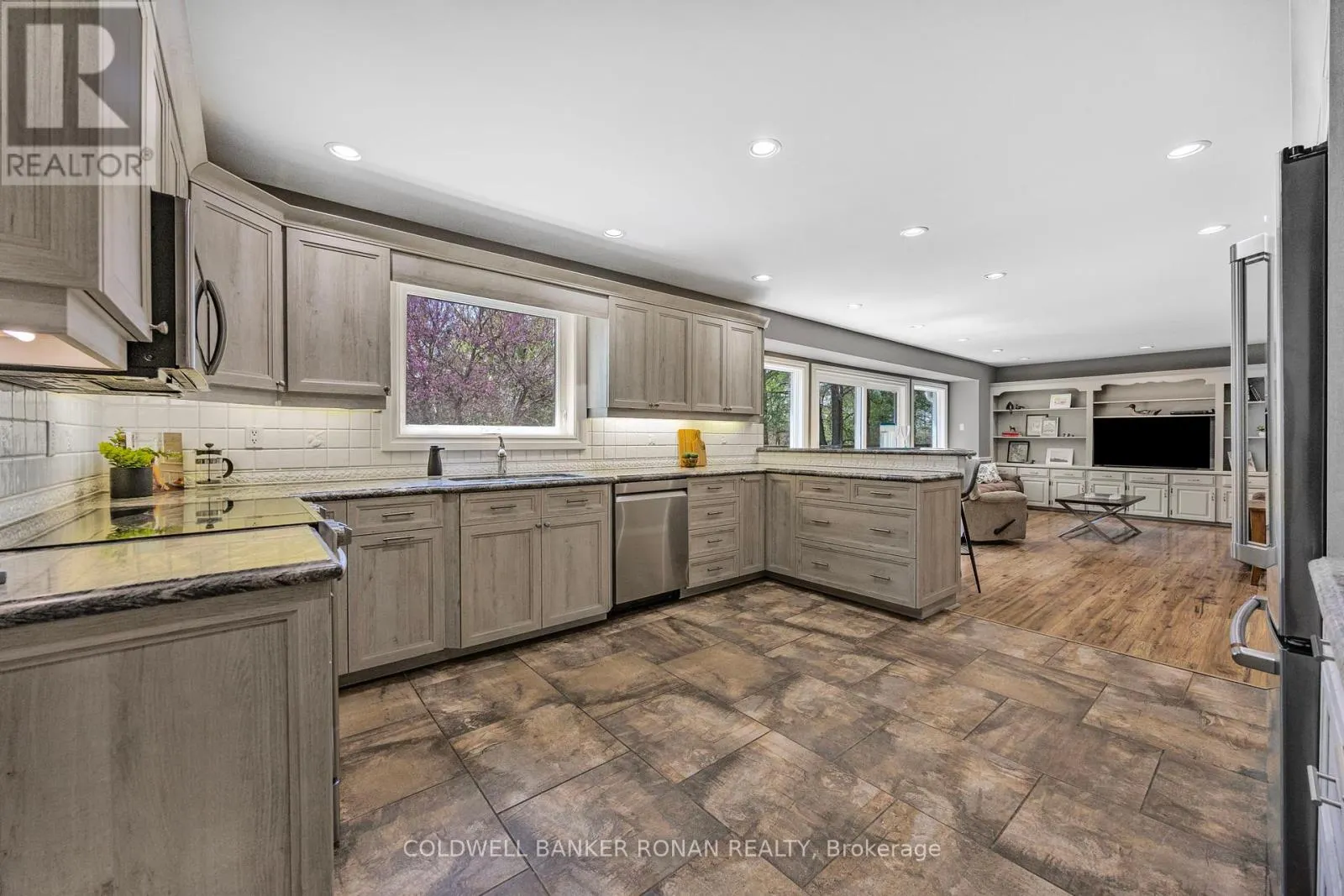 3 PYNE HILLS COURT