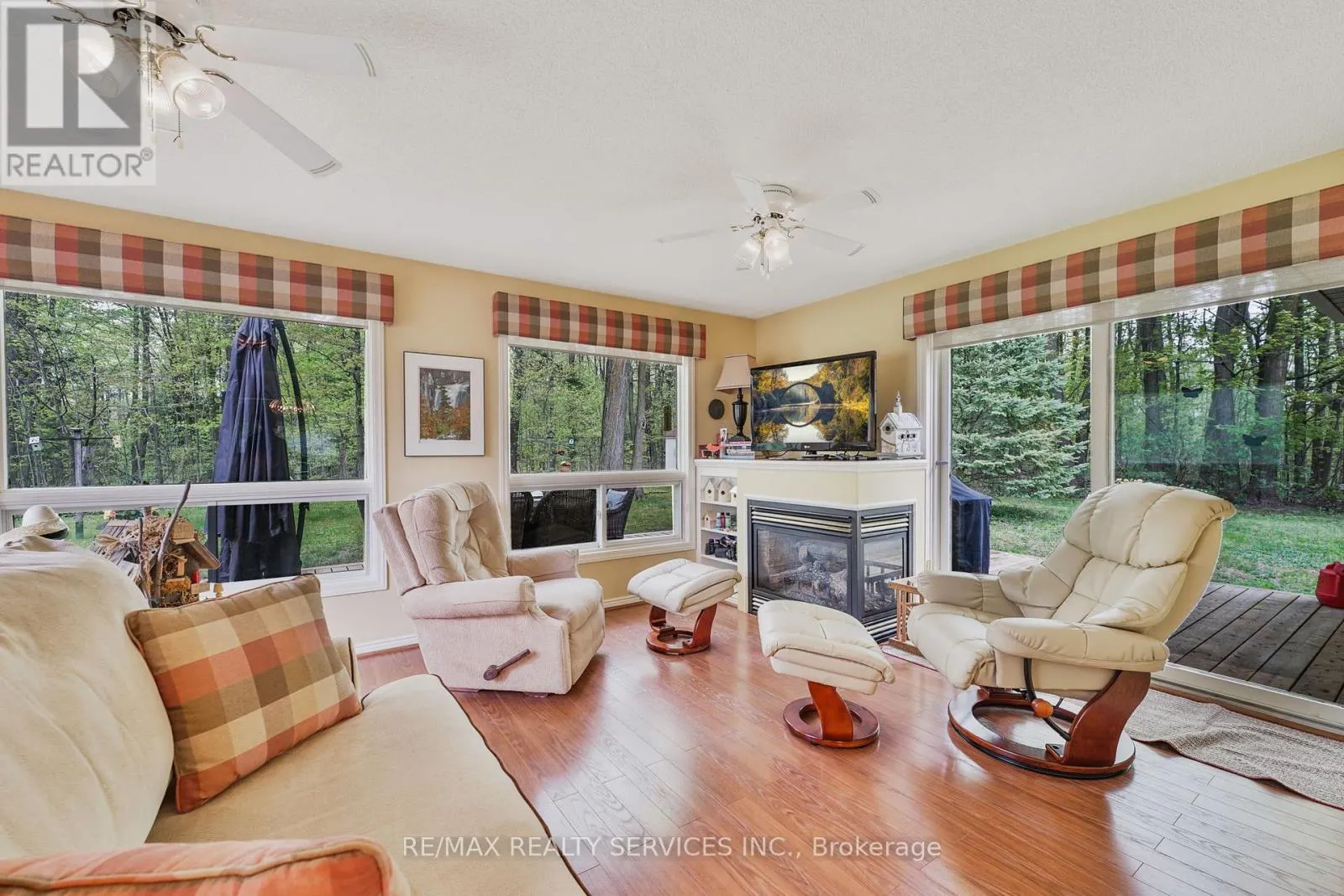 12 PINETREE COURT