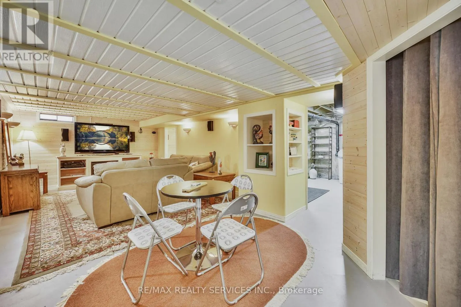 12 PINETREE COURT