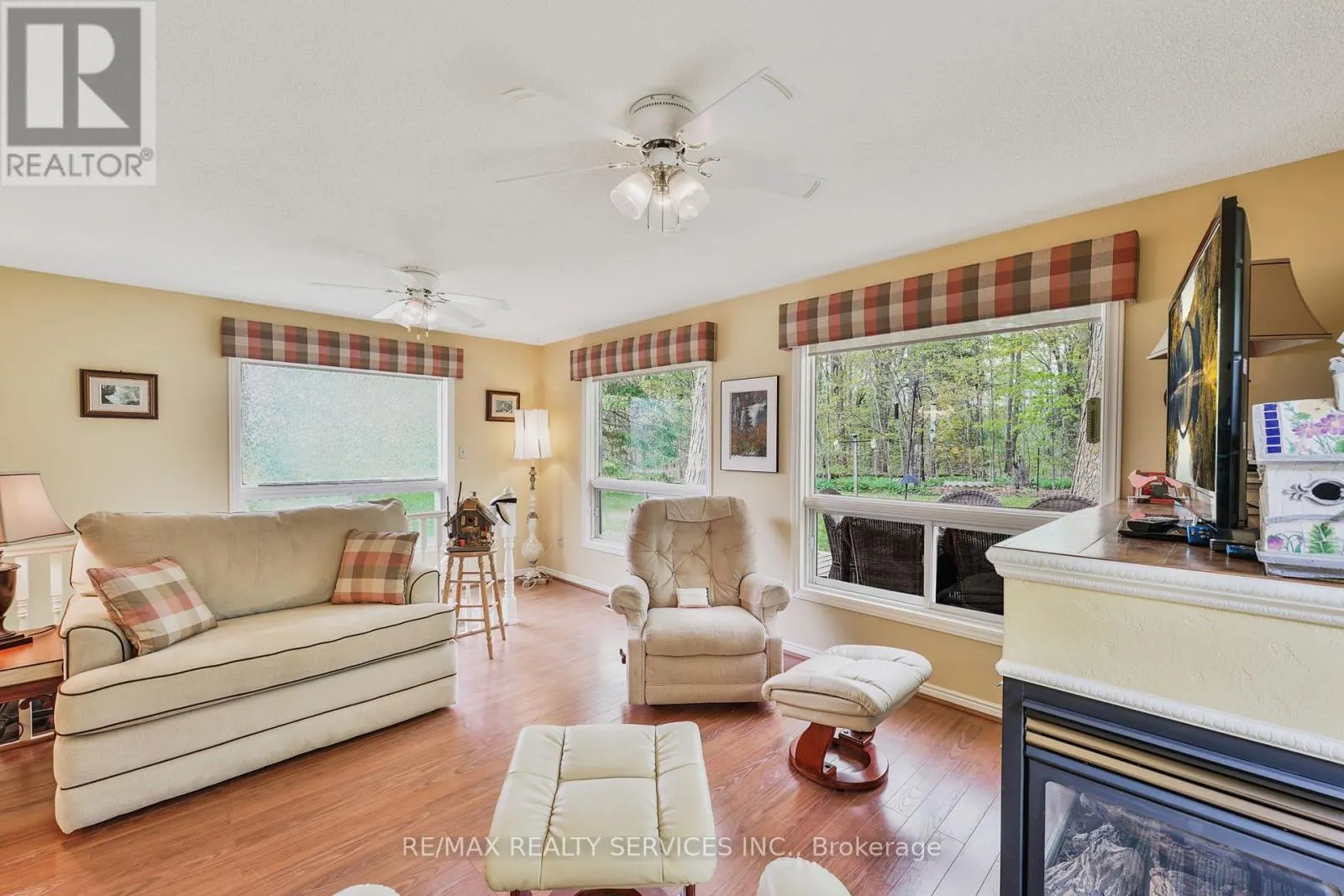 12 PINETREE COURT