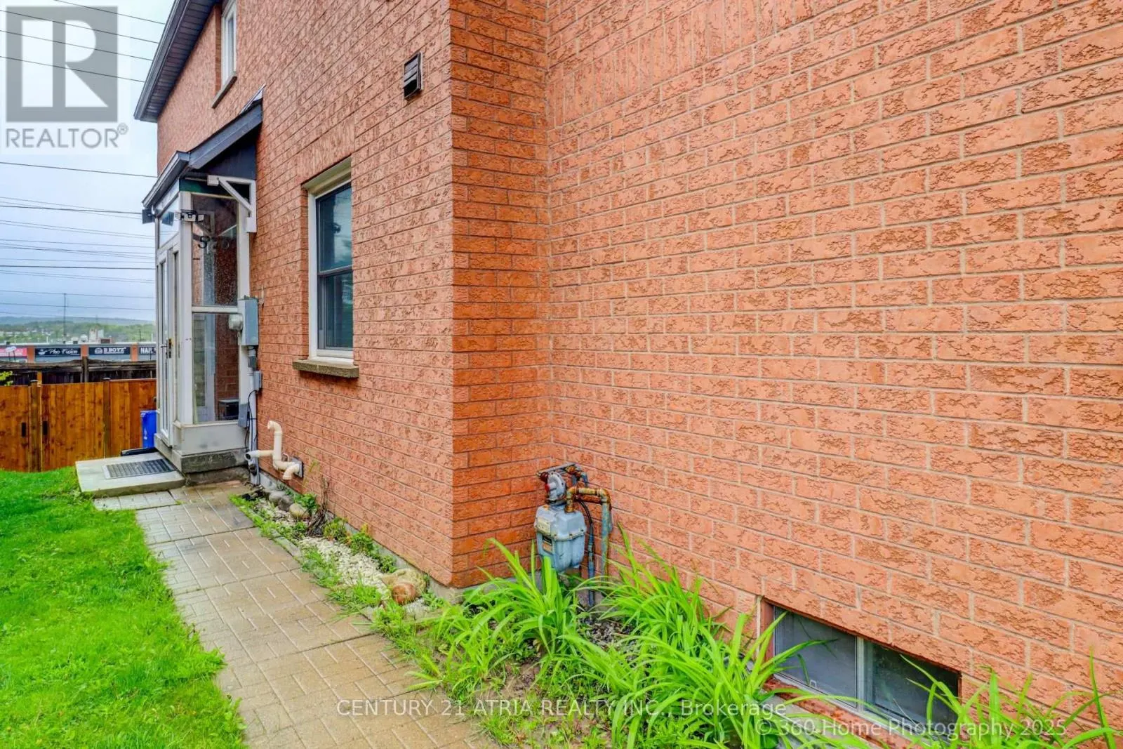 576 PINDER AVENUE