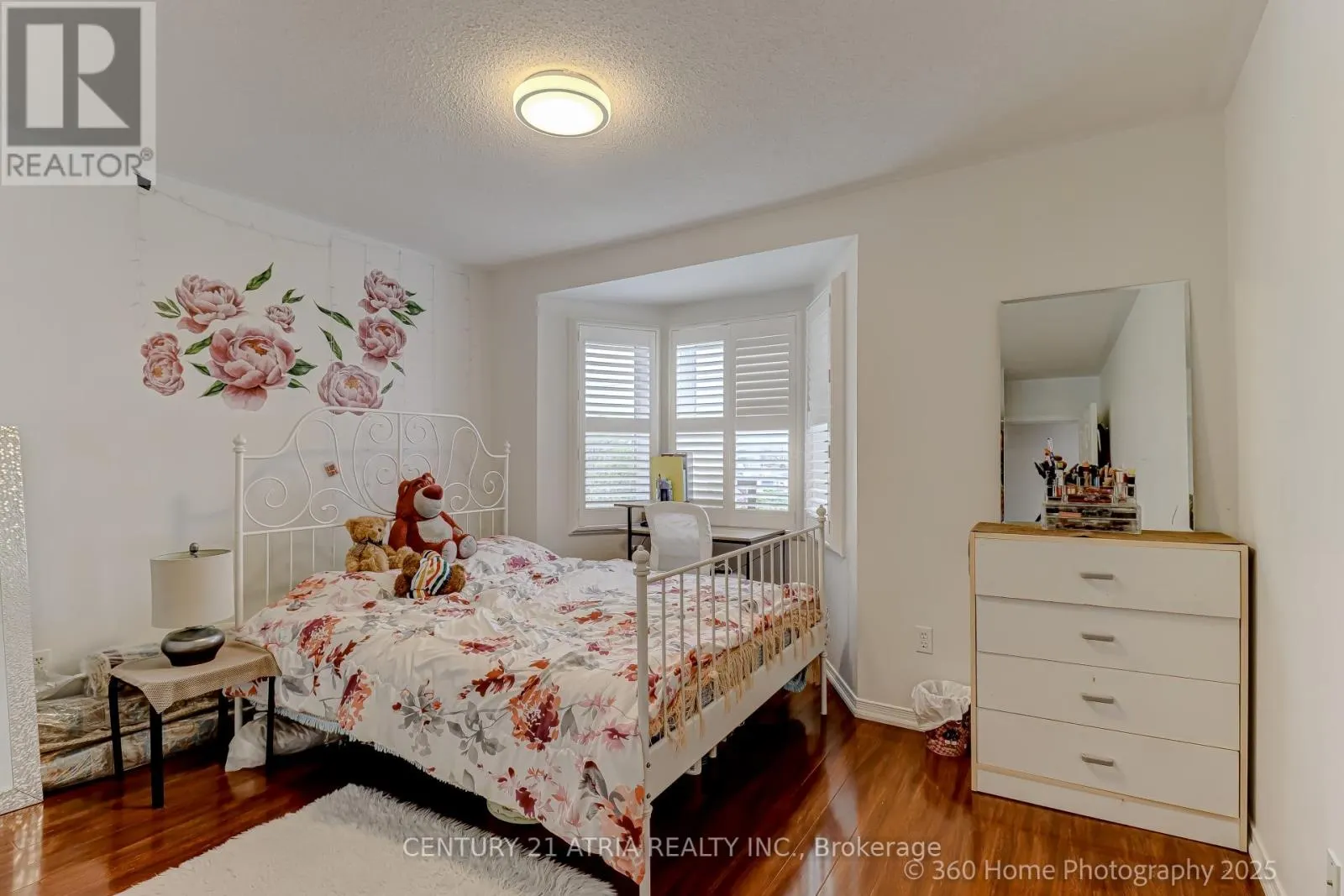576 PINDER AVENUE
