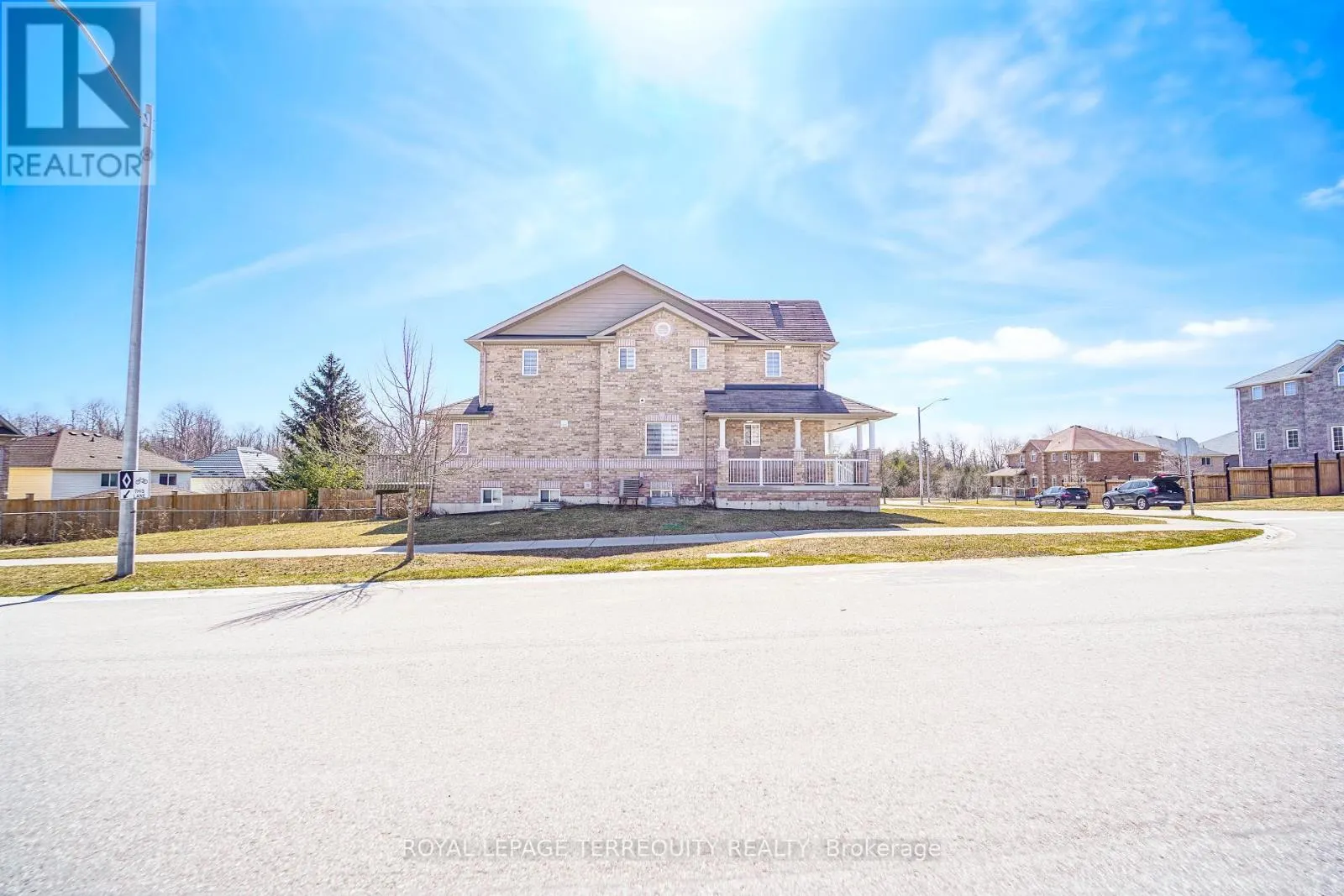 2251 WHITEWOOD CRESCENT