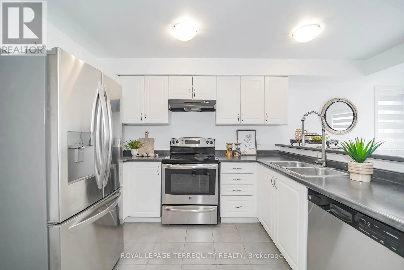2251 WHITEWOOD CRESCENT