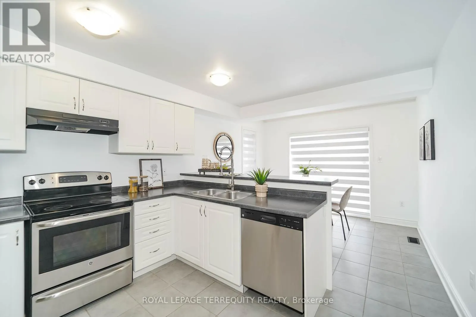 2251 WHITEWOOD CRESCENT