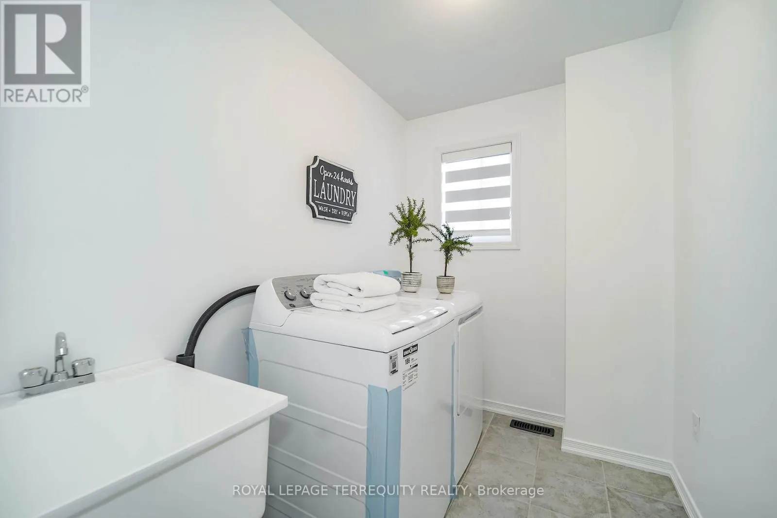 2251 WHITEWOOD CRESCENT