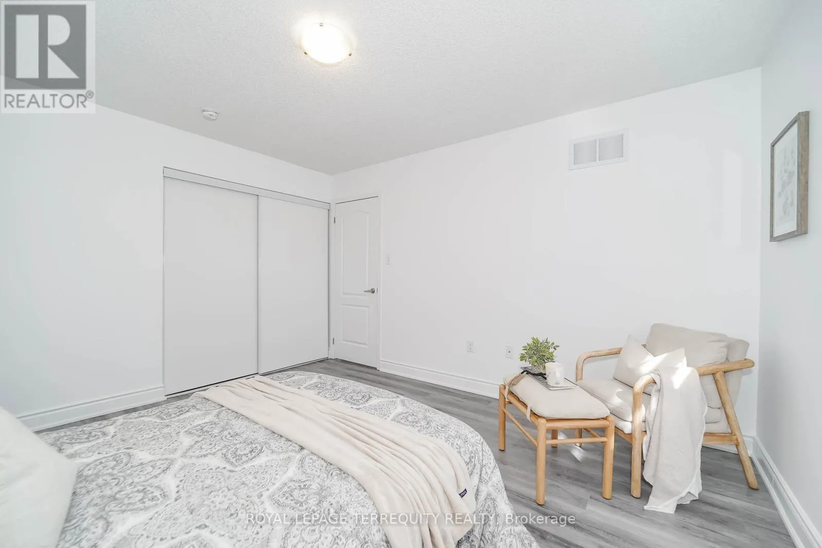 2251 WHITEWOOD CRESCENT