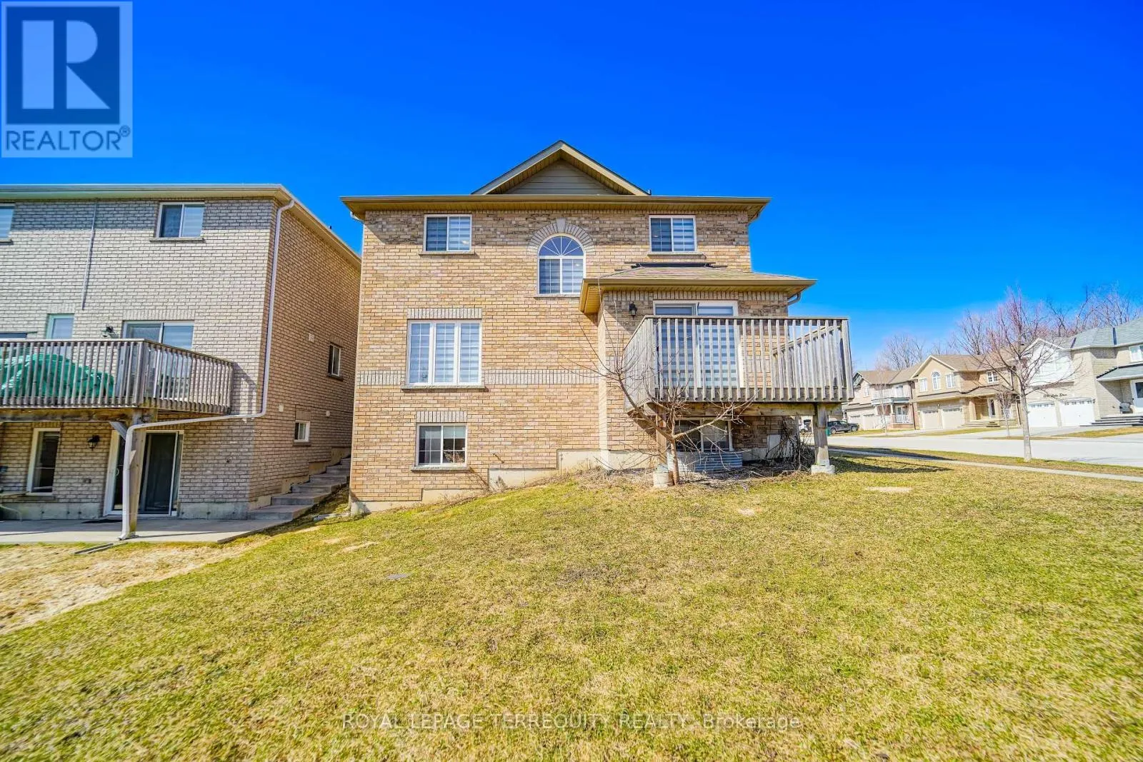 2251 WHITEWOOD CRESCENT