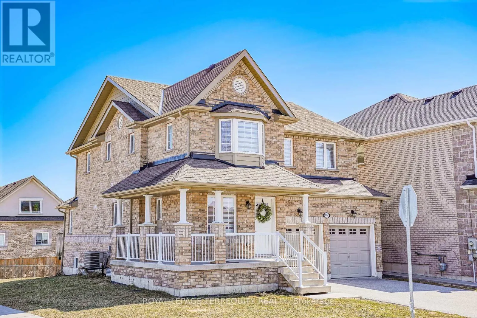 2251 WHITEWOOD CRESCENT