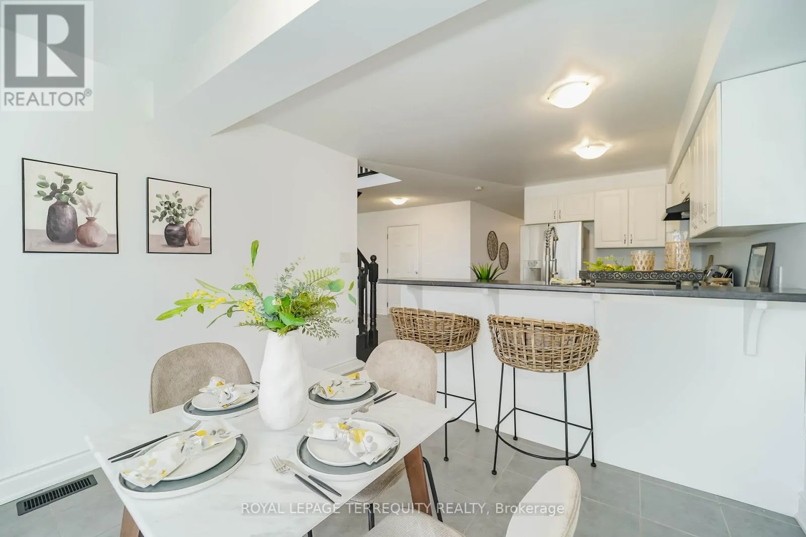 2251 WHITEWOOD CRESCENT
