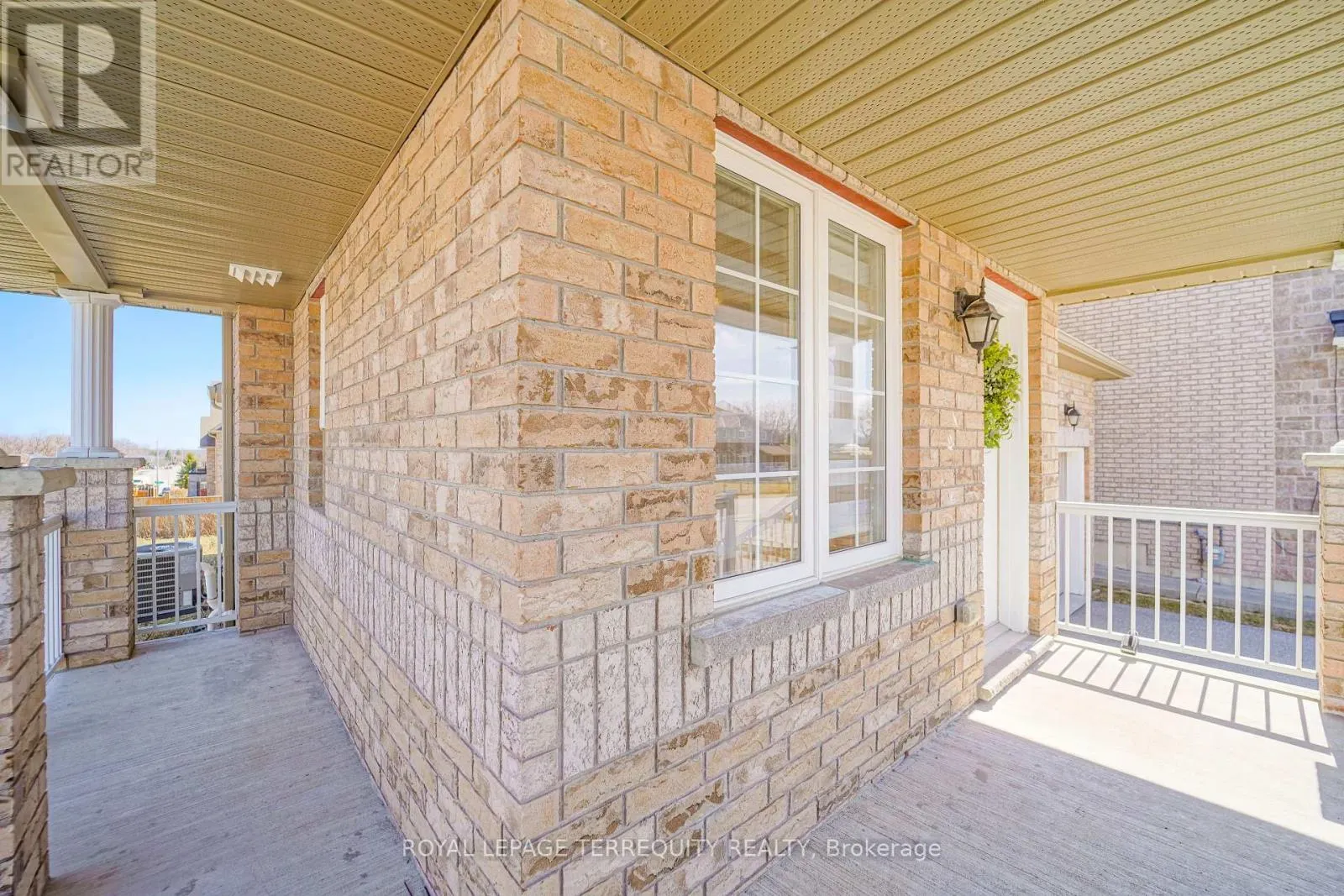 2251 WHITEWOOD CRESCENT