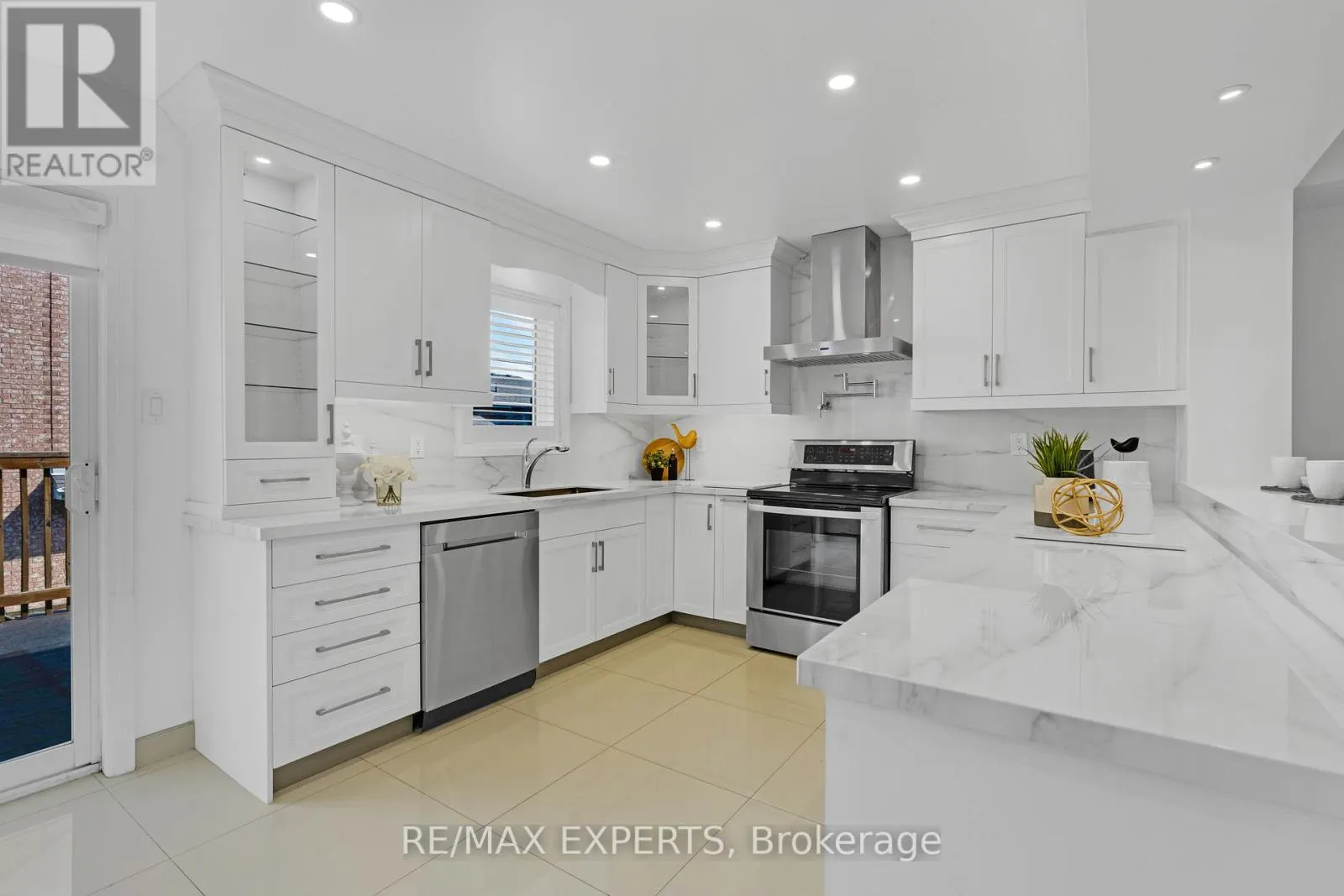 32 - 19 FOXCHASE AVENUE