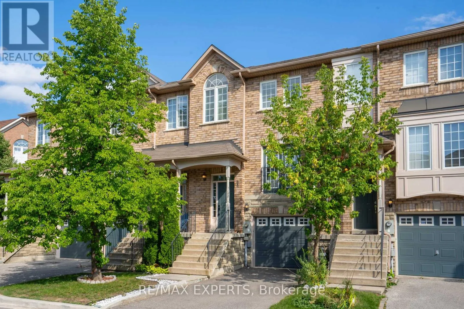 32 - 19 FOXCHASE AVENUE