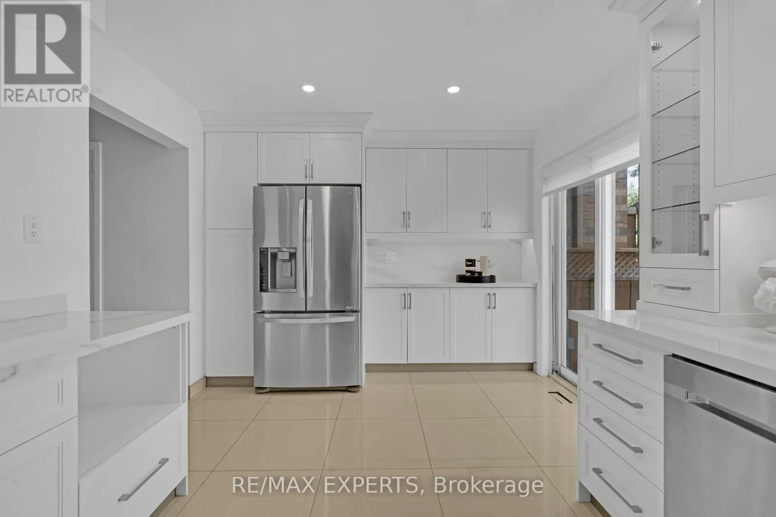 32 - 19 FOXCHASE AVENUE