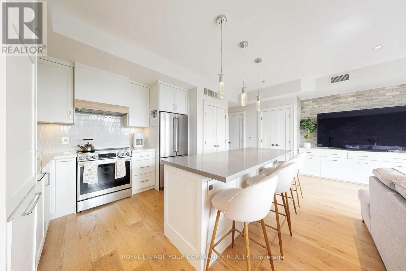 407 - 64 WELLS STREET