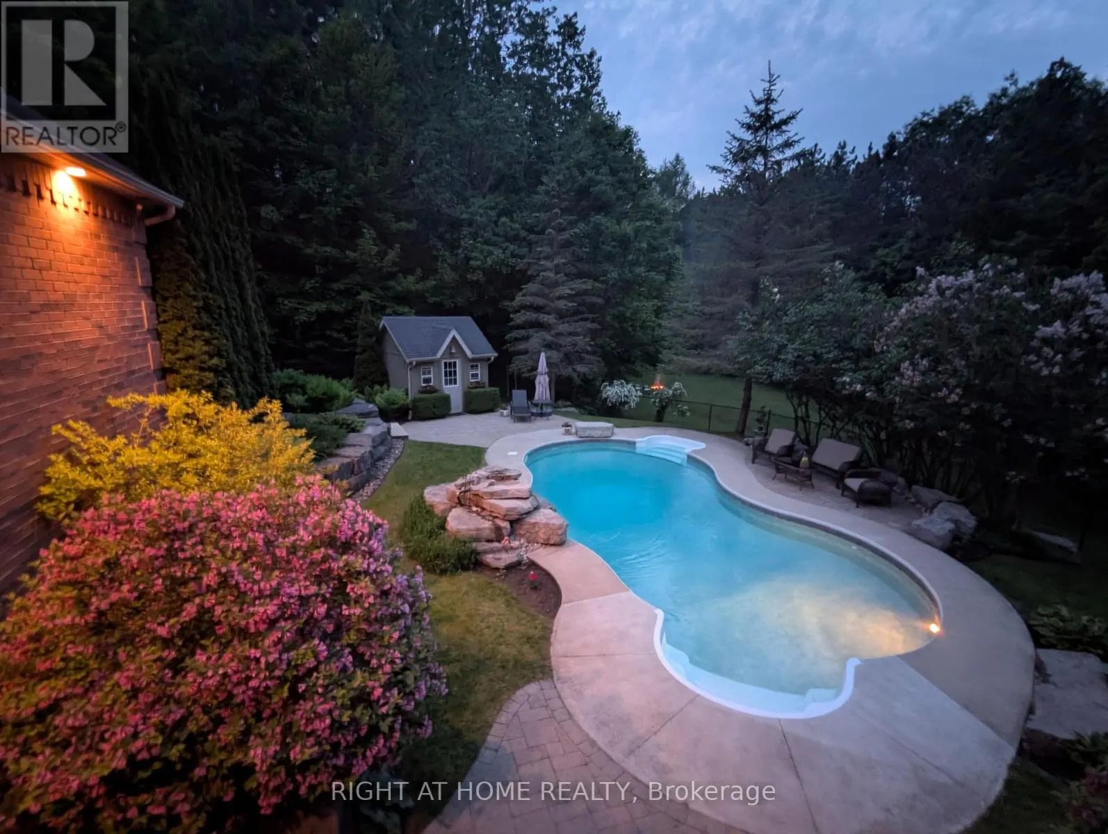 2 OAKVIEW PLACE