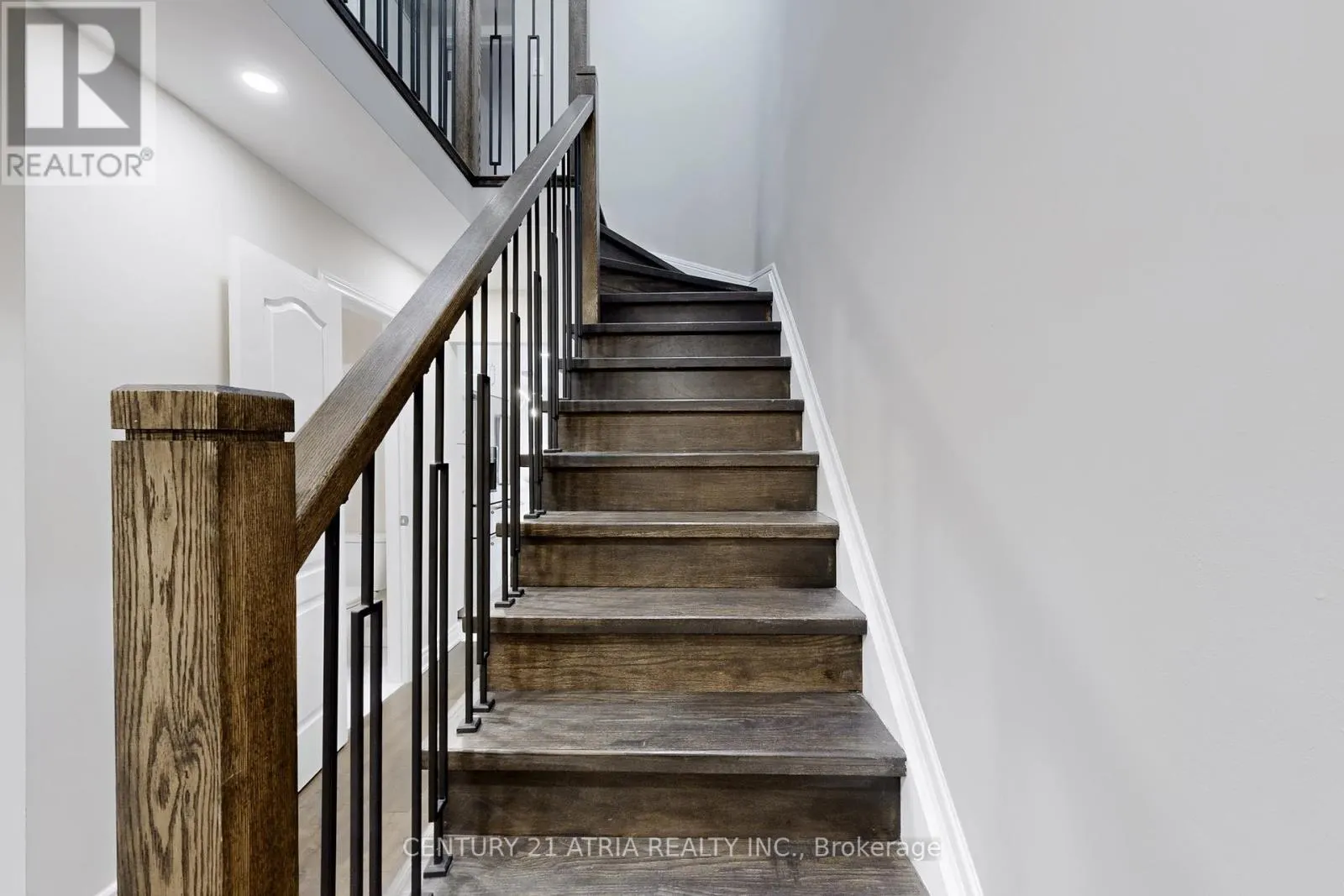 60 STEEPLEVIEW CRESCENT