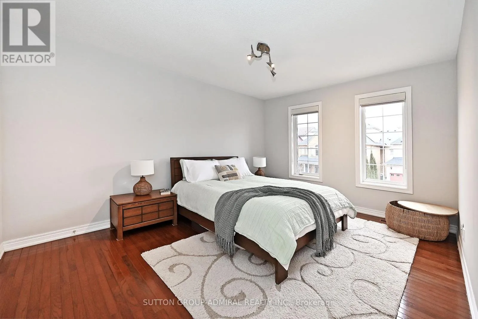32 SEABREEZE AVENUE