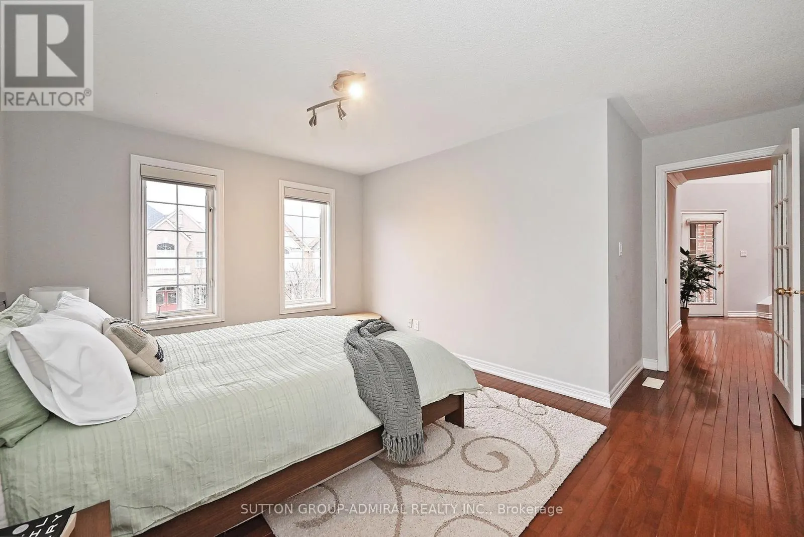 32 SEABREEZE AVENUE