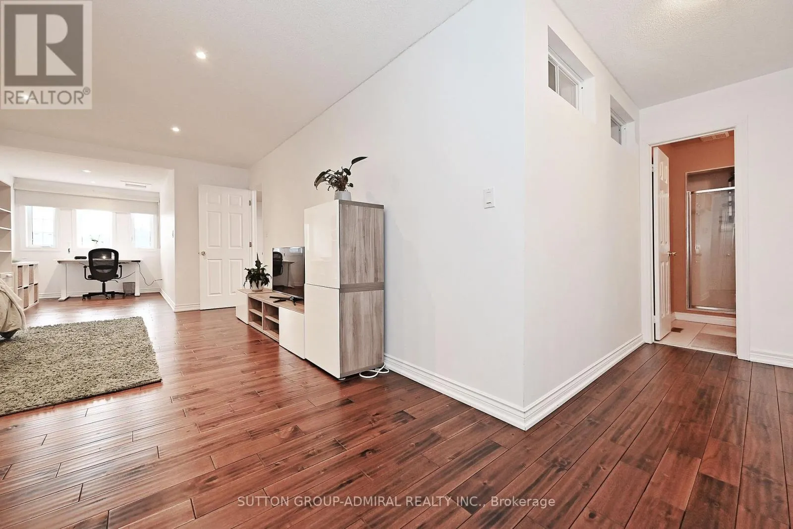 32 SEABREEZE AVENUE