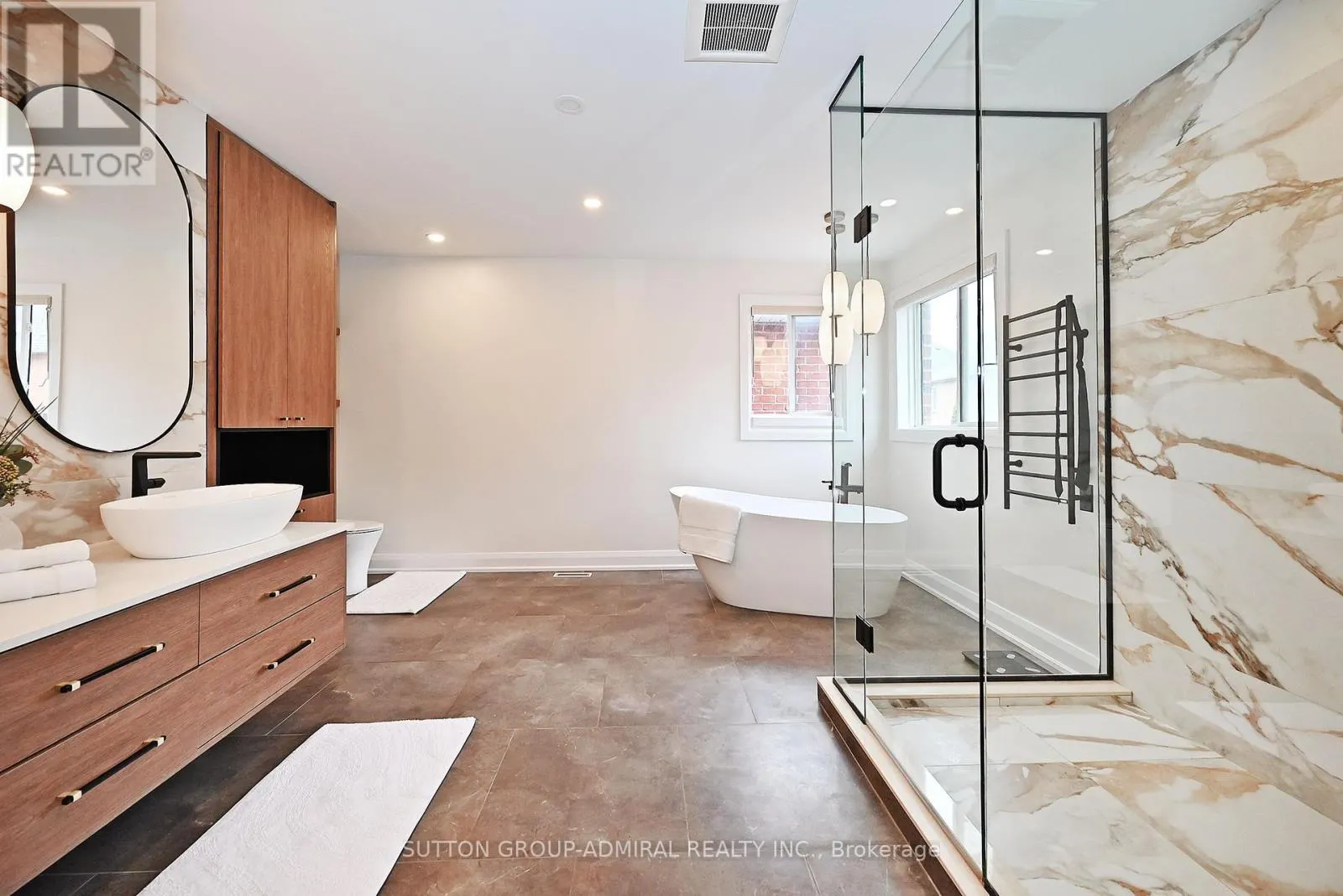 32 SEABREEZE AVENUE