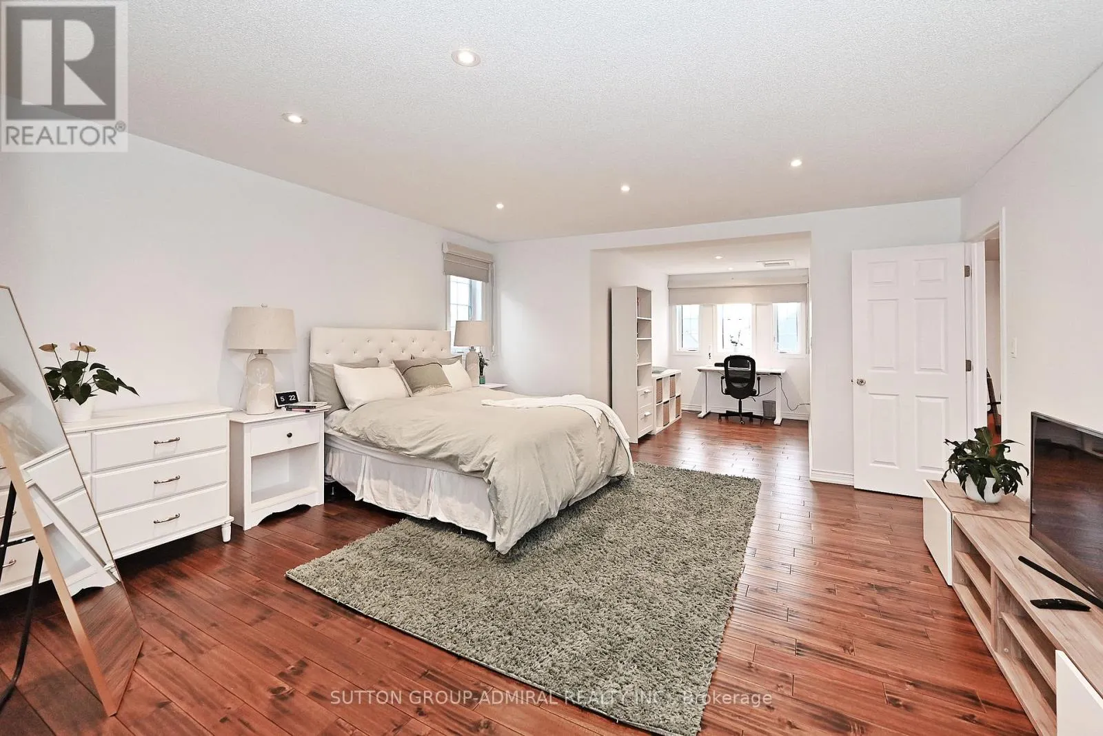 32 SEABREEZE AVENUE