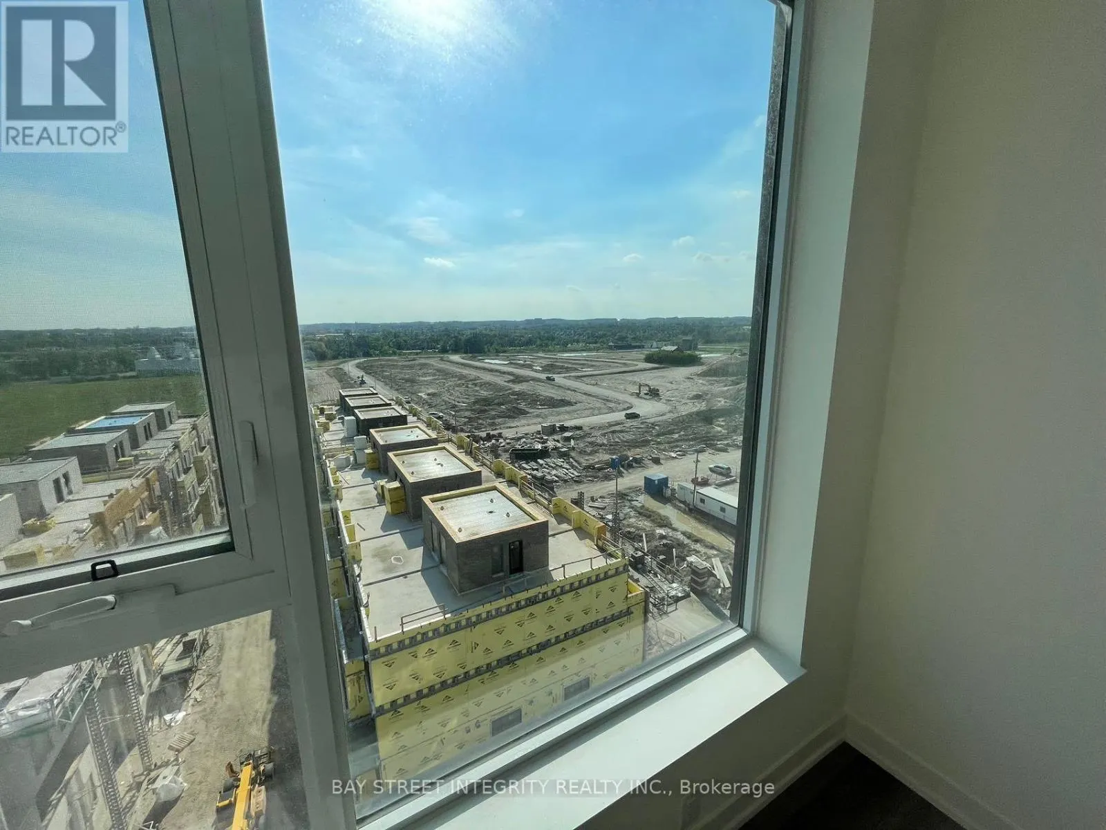 925 - 2 DAVID EYER ROAD