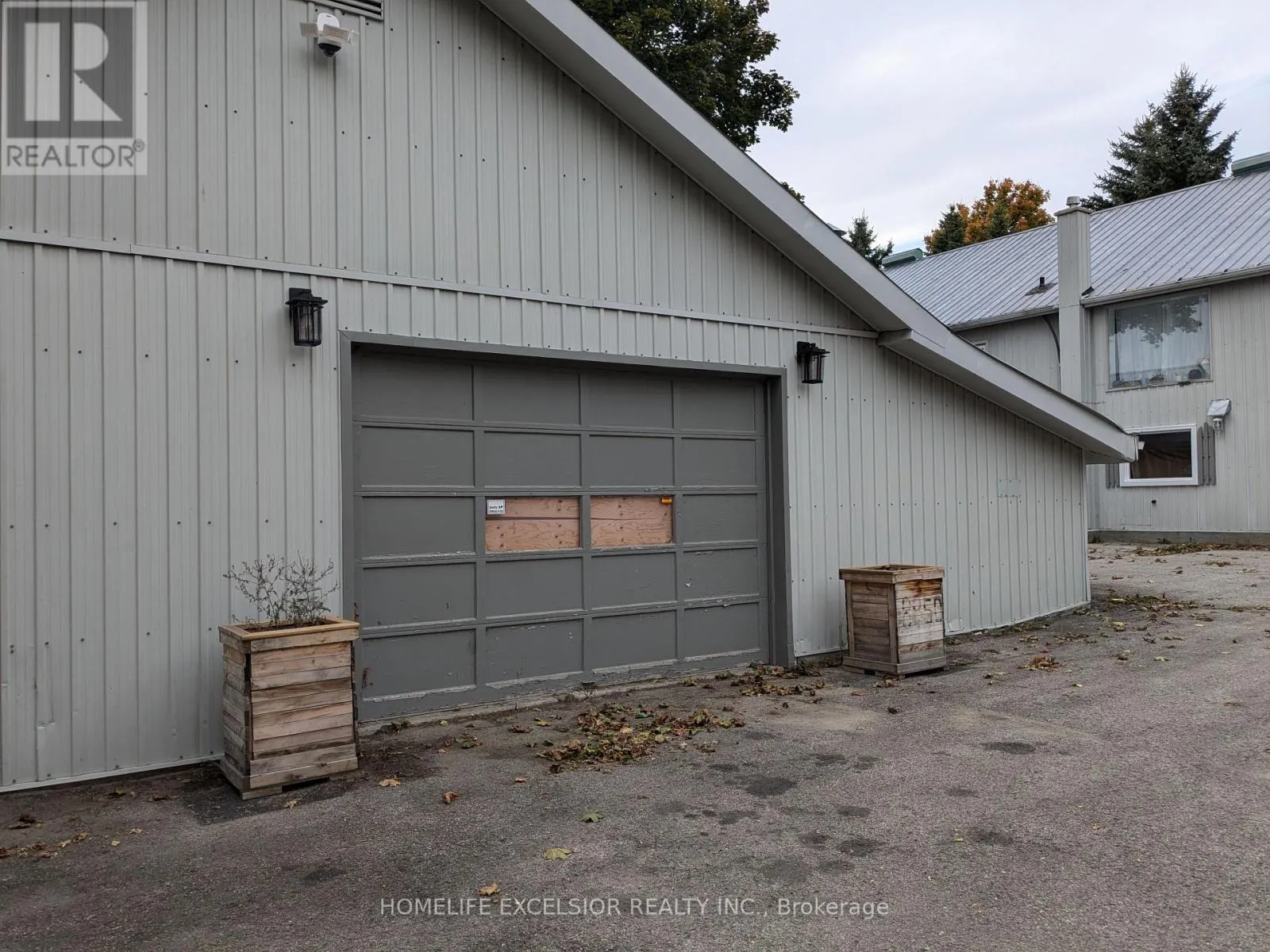DETACHED HOME - 8850 LAKE RIDGE ROAD