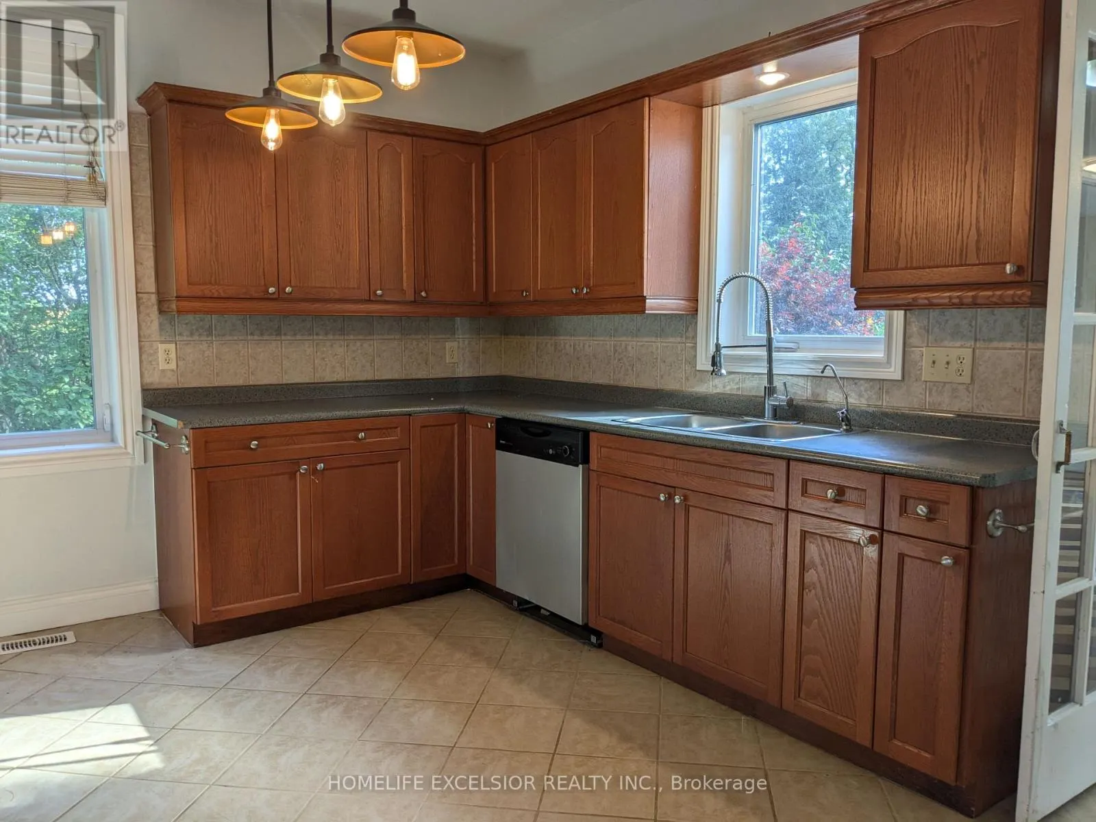 DETACHED HOME - 8850 LAKE RIDGE ROAD