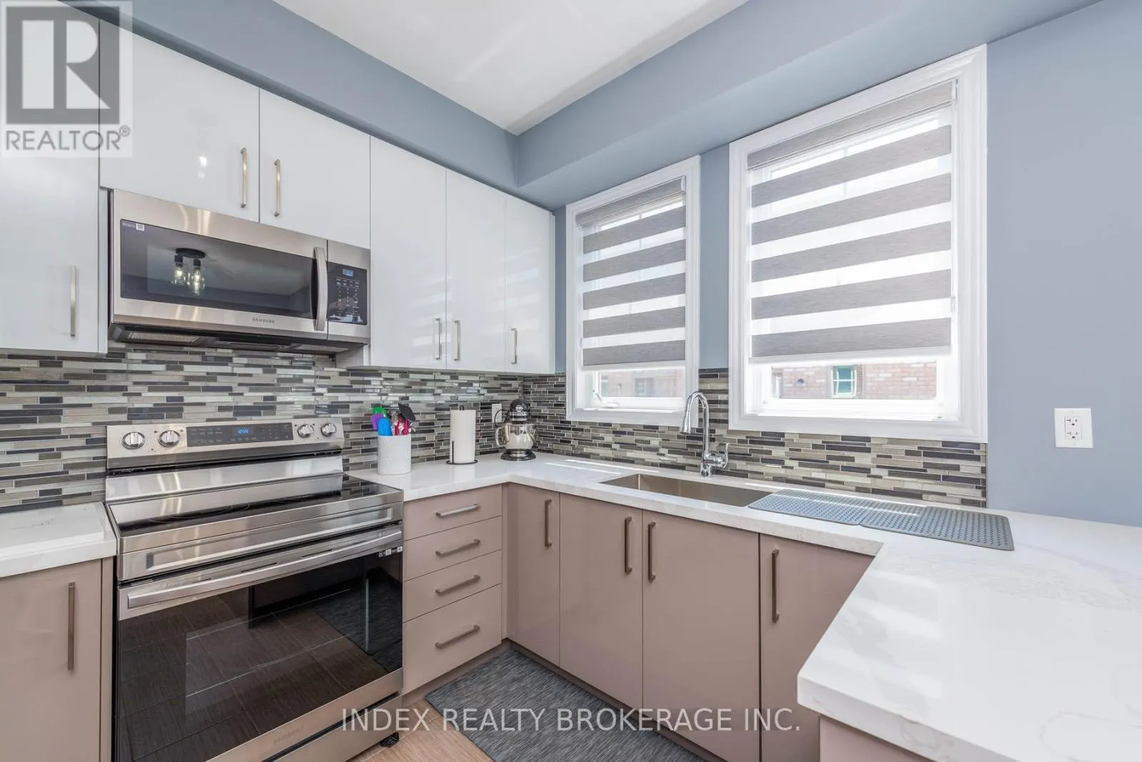26 - 10 PORTER AVENUE