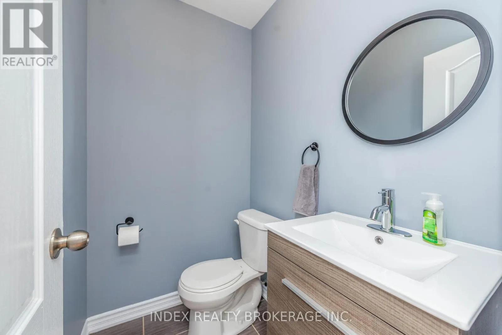 26 - 10 PORTER AVENUE