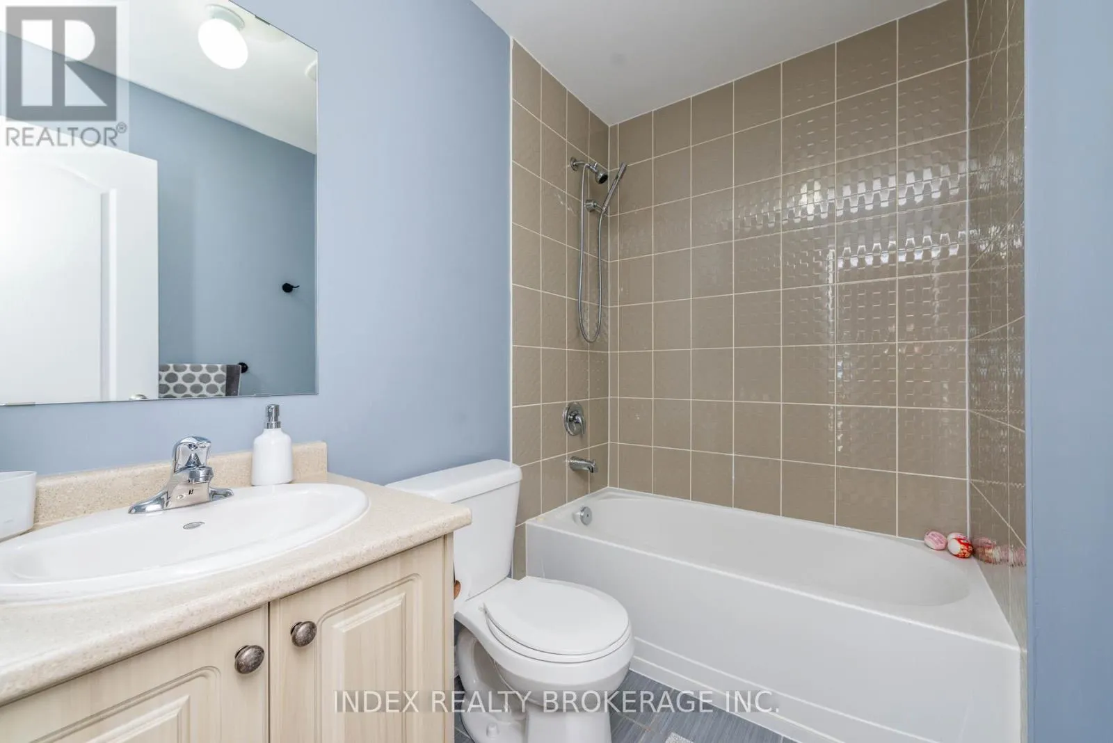 26 - 10 PORTER AVENUE