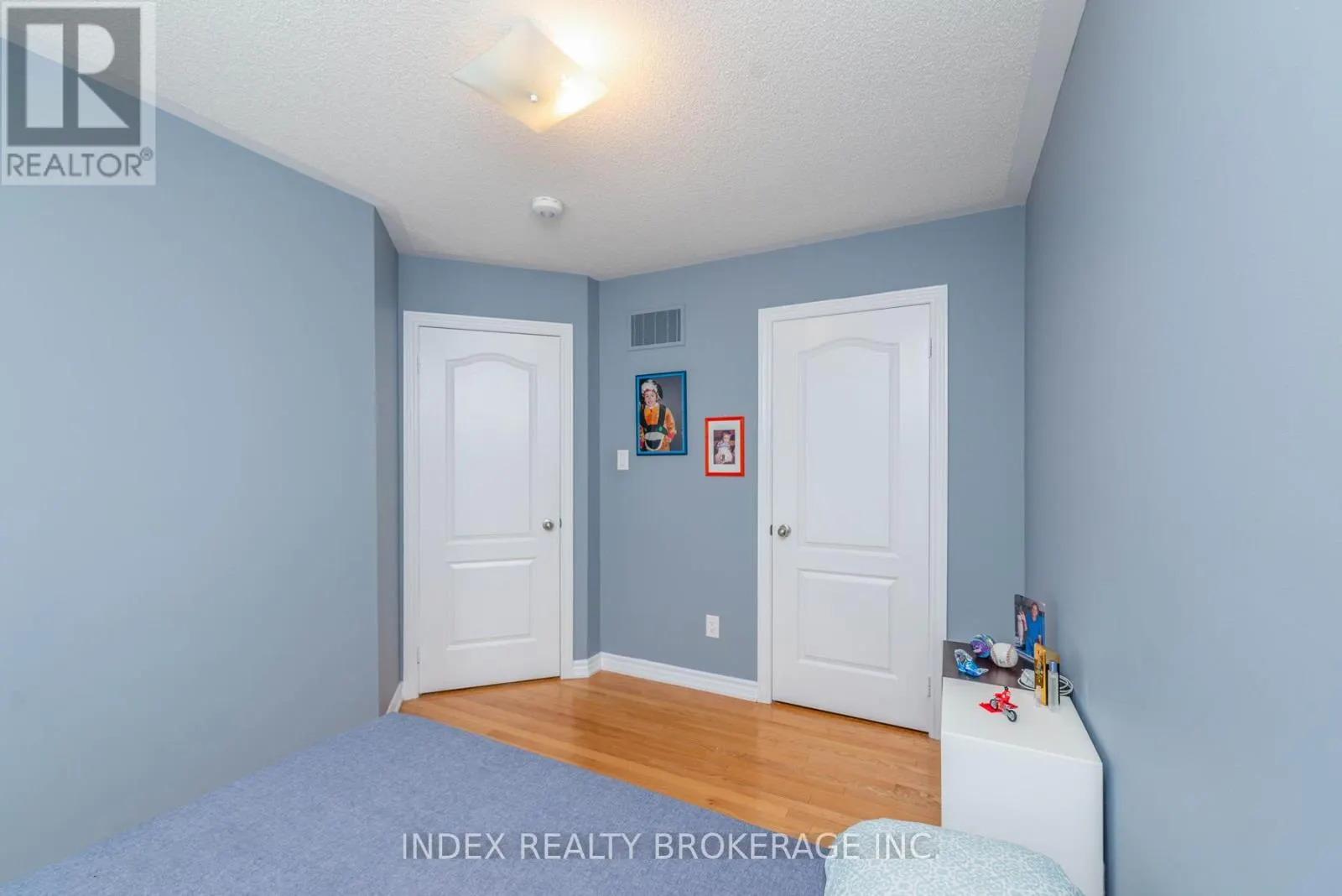 26 - 10 PORTER AVENUE